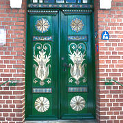 einladende Tür des einstigen Herrensitzes in Borstel. Das Haus ist innen ebenso prächtig und barock