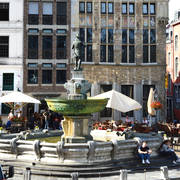 Rathaus Aachen, davor der Marktbrunnen