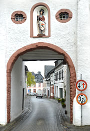 Der heilige Georg beschützt die Reisenden, wenn sie durchs nördliche Tor das historische Städtchen Blankenheim betreten.