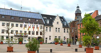 Rathaus am weiten Marktplatz von Zülpich. Hier trifft sich die Moderne mit der Historie. Spitzenplatz