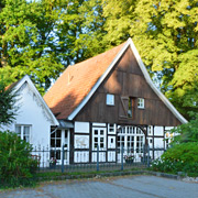 das alte bescheidene Heuerlingshaus, heute ein chices Cefé