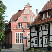 Herford, Frühherrenhaus links, rechts lange Fachwerkreihe