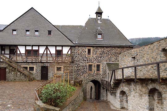 Altena, Burg Altena, Innenhof mit Glockenturm © Whyona