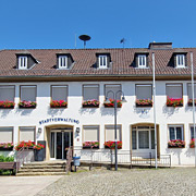Rathaus, wohl doppelt so lang
