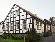 Ostinghausen, Fachwerk-Haus am Turm