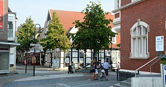 Am Rathausplatz öffnet sich der einladende Fußgängerbereich der Stadt Lengerich 