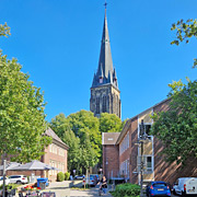 überragend die Kirche St. Nikodemus