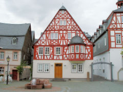 Kirchberg im Hunsrück,  Fachwerk mit Erker am Marktplatz