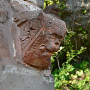 roter Löwe, das Wappentier der Zweibrücker Grafen, am Aufgang zur Burgruine Lemberg