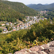 Blick von der Ruine der Reichsfeste Falkenburg auf Wilgartswiesen, Südwestpfalz