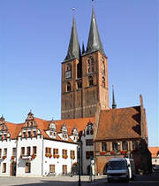 Stendals Rathaus am Markt, dahinter St. Marien