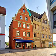 Häuserpaar am Markt von Bitterfeld