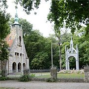 Gustav-Adolf-Gedenkstätte in Lützen, Kapelle und Schinkelscher Baldachin über Gedenkstein