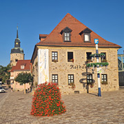 barockes Rathaus, links hinten die Stadtpfarrkirche