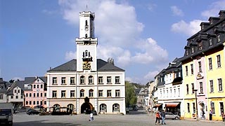 Marktplatz mit Rathaus im der barockigen Erzgebirgsstadt Schneeberg
