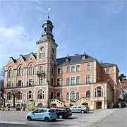 Stollbergs Rathaus am Hauptmarkt- typisch erzgebirgisch über einen Schwibbogen mit dem Nachbargebäude verbunden