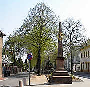 Leisnigs Lindenplatz mit Postsäule und  Wassermarie