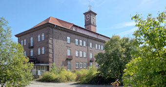 Das Espenhainer Uhrenhaus steht (2025) zum Verkauf