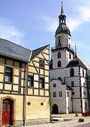 Rochlitz östlich vom Markt,: an der Kunigundenkirche treffen Welten aufeinander