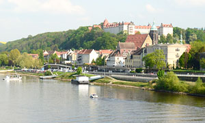 von der Elbbrücke zu Altstadt Pirna gesehen, ober das Schloss Sonnenstein