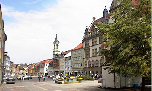 Marktplatz von Werdau, rechts das Rathaus