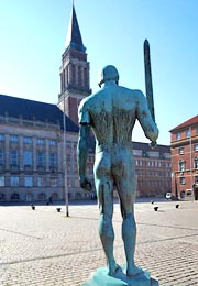 Kieler Rathaus mit Schwertkämpfer © Coqrouge
