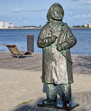 Denkmal für einen Fischer oder den kriegslistigen Gottlieb Friedrich Stüben in Heiligenhafen