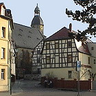 hübches Marktplatzeck in Schmölln, Sachsen. Im Hintergrund die Stadtkirche St. Nikolai