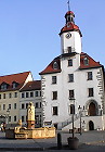 Rathaus von Schmölln mit Brunnen