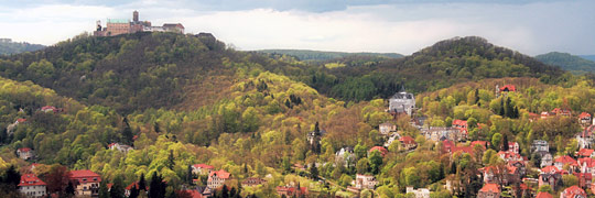 Villen im südlichen Eisenach und die mittelalterliche Wartburg gesehen von der Höhe des Burschenschaftsdenkmals