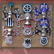 eine ganze Wappensammlung findet man an der Ostfassade der Bonifatiuskirche